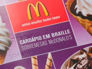 Cardápio em braille Mc Donald’s, em vigor desde 1989 em 577 restaurantes no Brasil.