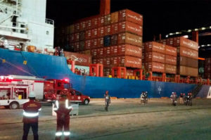 Incêndio em Embarcação Porta-Contêiners Porto Salvador /Foto Reprodução: Corpo de Bombeiros 